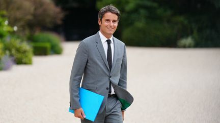 Le Premier ministre démissionnaire Gabriel Attal, arrive à l'Elysée, le 23 août 2024. (DIMITAR DILKOFF / AFP)