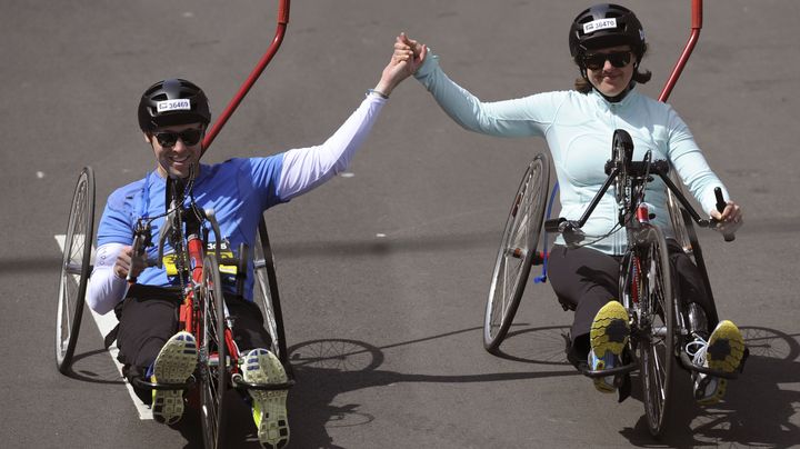 Patrick Downes et Jessica Kensky, deux survivants des attentats, participent au 118e marathon de Boston (Massachusetts)&nbsp;un an apr&egrave;s le drame, le 21 avril 2014. (GRETCHEN ERTL / REUTERS)