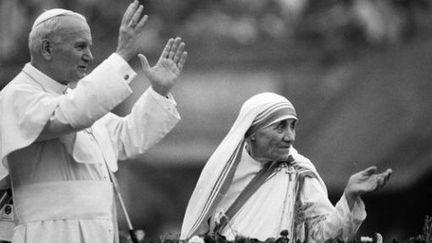 Mère Teresa en compagnie du pape Jean-Paul II. (JEAN-CLAUDE DELMAS / AFP)