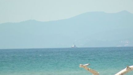 La Corse est en état d’alerte. La côte est de l’île est menacée par une immense nappe d’hydrocarbures, repérée au large des côtes. (FRANCE 3)