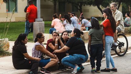 Des familles endeuillées dans une rue d'Uvalde (Texas, Etats-Unis), après la tuerie dans une école élémentaire de la ville, le 24 mai 2022. (JORDAN VONDERHAAR / GETTY IMAGES NORTH AMERICA / AFP)
