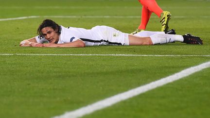 L'attaquant parisien Edinson Cavani au sol après la défaite de son équipe sur la pelouse du FC Barcelone, mercredi 8 mars 2017 au Camp Nou. (JOSEP LAGO / AFP)