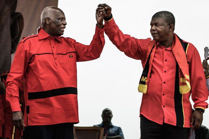 Jose Eduardo dos Santos et Joao Lourenço lors d'un meeting électoral à Luanda le 19 août 2017, durant la campagne présidentielle. (MARCO LONGARI / AFP)