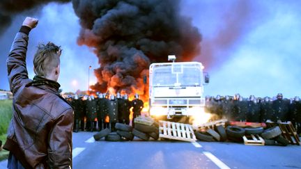 Un manifestant lors de la levée du blocage du dépôt de carburant de&nbsp;Douchy-Les-Mines (Nord), le 25 mai 2016. (FRANCOIS LO PRESTI / AFP)