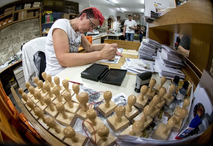 A Christkindl en Autriche, 16 postiers sont chargés spécialement d'oblitérer les cartes de Noël
 (Joe Klamar / AFP)