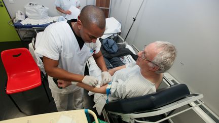 Un service d'urgences &agrave; Douai (Nord), le 16 janvier 2014. (CITIZENSIDE / THIERRY THOREL / AFP)