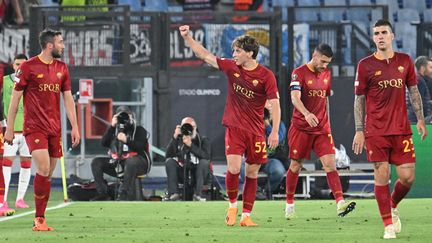 Edoardo Bove célèbre son but face au Bayer Leverkusen en demi-finale aller de Ligue Europa, le 11 mai 2023. (ALBERTO PIZZOLI / AFP)