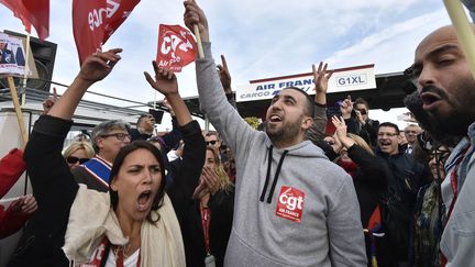 Des salari&eacute;s d'Air France manifestent en soutien avec leurs coll&egrave;gues plac&eacute;s en garde &agrave; vue, le 12 octobre 2015, pr&egrave;s de l'entr&eacute;e d'un b&acirc;timent de la compagnie &agrave; Roissy-en-France (Val-d'Oise). (DOMINIQUE FAGET / AFP)