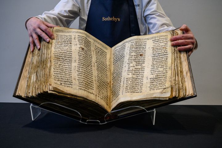 La bible "Codex Sassoon" est exposée chez Sotheby's à New York le 15 février 2023. (ED JONES / AFP)