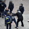 &nbsp;Alexandre Benalla&nbsp;frappe&nbsp;un manifestant place de la Contrescarpe, à Paris, le 1er mai 2018. (NAGUIB-MICHEL SIDHOM / AFP)