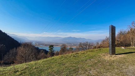 Le monolithe retrouvé&nbsp;dans la région de Neamt, en Roumanie. La photo, prise en novembre, a été diffusée le 1er décembre 2020 par un site d'informations locales. (WWW.ZIARPIATRANEAMT.RO / AFP)