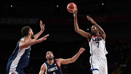 Kevin Durant a fait très mal aux Français en finale du tournoi olympique de basket, le 6 août à Tokyo.&nbsp; (ARIS MESSINIS / AFP)