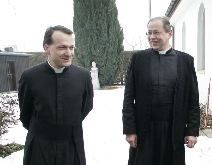 Christian Thouvenot (g) et Niklaus Pfluger (c), le 31 janvier 2009, au siège de la Fraternité sacerdotale Saint-Pie-X, à Menzingen (Suisse). (MICHELE LIMINA / AFP)