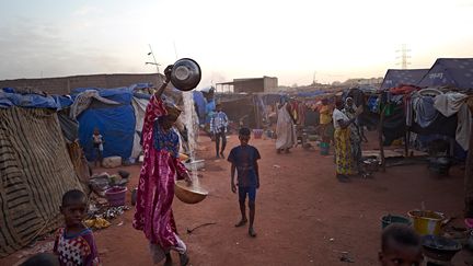 Plusieurs organisations humanitaires nationales, des particuliers, des citoyens maliens ou d’autres, alertés par les réseaux sociaux, ont décidé de venir en aide aux déplacés. Un secrétariat a été mis en place par des associations pour coordonner la réception des différents dons. "La direction du développement social a aidé à installer de nouveaux abris, et plusieurs personnalités publiques ont promis de mettre la main à la poche", écrit le site Benbere. Financé par l’Ambassade des Etats-Unis au Mali, le Projet d’appui aux réfugiés urbains et déplacés internes à Bamako a été mis en place pour une durée de dix mois (octobre 2019-juillet 2020). Objectif&nbsp;: améliorer les conditions de vie et l’autonomie des réfugiés grâce à l’apprentissage professionnel, précise le site Malijet. &nbsp; &nbsp; &nbsp; &nbsp; (MICHELE CATTANI / AFP)