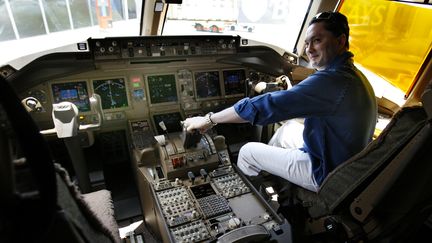 Le cockpit du Boeing 777-300ER en mai 2007 avec l'industriel indien&nbsp;Gautam Singhania (SAJJAD HUSSAIN / AFP)