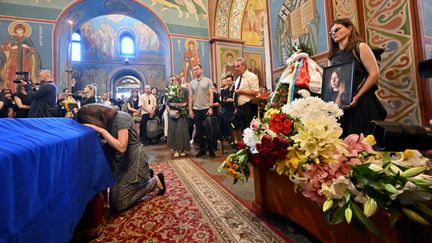 Les obsèques de l'écrivaine ukrainienne Victoria Amelina ont rassemblé près de 200 personnes en la cathédrale Saint-Michel de Kiev, le 4 juillet. (SERGEI SUPINSKY / AFP)