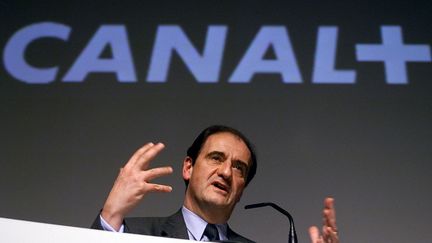 Pierre Lescure, fondateur de Canal +, lors d'une conférence de presse à Cannes en 1998 (PATRICK HERTZOG / AFP)