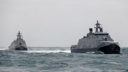 Deux navires taïwanais en manoeuvre en mer de Chine, le 7 janvier 2022. (DANIEL CENG SHOU YI / CONTROLUCE VIA AFP)