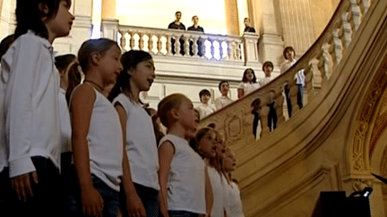 Choeurs dans l&#039;escalier de l&#039;Opéra
 (France3/culturebox)