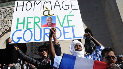 Plusieurs centaines de personnes se sont r&eacute;unies devant la Grande mosqu&eacute;e de Paris, le 26 septembre 2014, pour rendre hommage &agrave; Herv&eacute; Gourdel, le Fran&ccedil;ais assassin&eacute; en Alg&eacute;rie par des jihadistes. (DOMINIQUE FAGET / AFP)