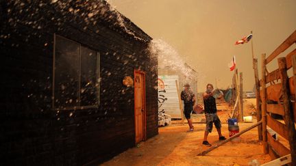 Dans la région de Valparaiso (Chili), un homme tente de lutter contre les flammes dans la commune de Quilpe, le 3 février 2024. (JAVIER TORRES / AFP)