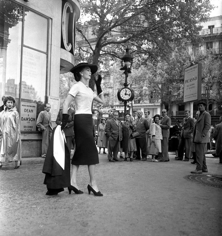 Le mannequin Alla portant le modèle «H» de la collection Haute Couture Automne-Hiver 1954. (Emile Savitry courtesy Sophie Malexis)