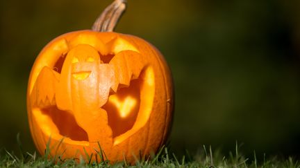 Une citrouille d&eacute;cor&eacute;e pour Halloween, &agrave; Innsbruck, en Autriche, le 23 octobre 2015.&nbsp; (JAKOB GRUBER / APA-PICTUREDESK / AFP)