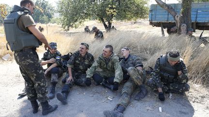 Des soldats ukrainiens se reposent &agrave; Marioupol (Ukraine), o&ugrave; les combats continuent malgr&eacute; les discussions de paix en cours, vendredi 5 septembre 2014. (VASILY FEDOSENKO / REUTERS)