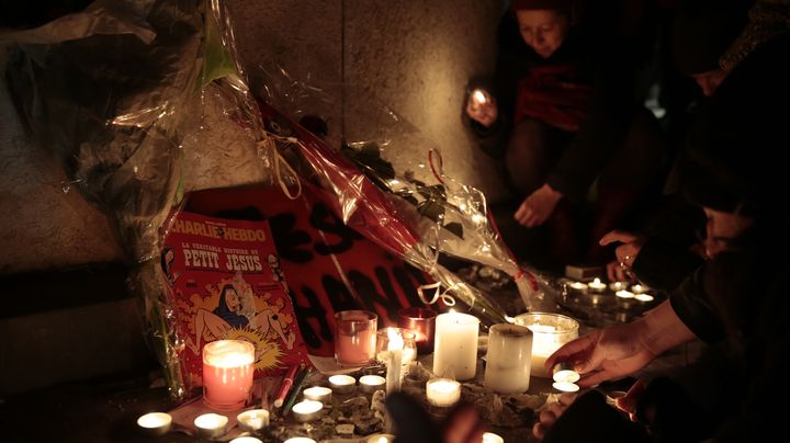 Lors de la manifestation de soutien &agrave; Charlie Hebdo, le 7 janvier 2015, place de la R&eacute;publique &agrave; Paris. (JOEL SAGET / AFP)