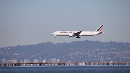 Un avion de la compagnie Air France à San Francisco, le 29 novembre 2022. (TAYFUN COSKUN / ANADOLU AGENCY / AFP)