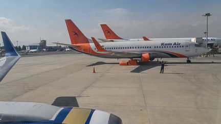 Des avions de la compagnie aérienne afghane Kam Air à l'aéroport de Kaboul, en Afghanistan, le 24 novembre 2021. (HECTOR RETAMAL / AFP)