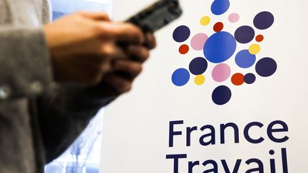 Le logo de France Travail, dans des locaux de l'opérateur à Paris, le 3 janvier 2024. (LUDOVIC MARIN / AFP)