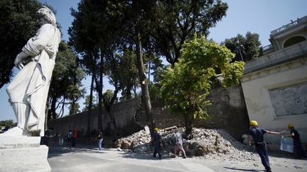 Un mur s&#039;effondre près de la terrasse du Pincio (Rome, 22 août 2012)
 (Filippo Monteforte / AFP)