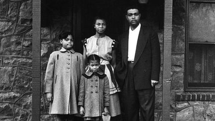 Linda Brown avec sa mère Leola, son père Oliver et sa petite soeur Terry, sur le seuil de leur maison en 1953, dans le Kansas ségrégationniste que son père fera plier.&nbsp; (GETTY IMAGES)