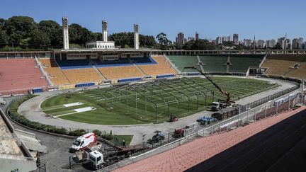 Le stade Pacaembu à Sao Paulo a commencé à se transformer en centre d'accueil pour les cas mineurs de coronavirus. (NELSON ALMEIDA / AFP)