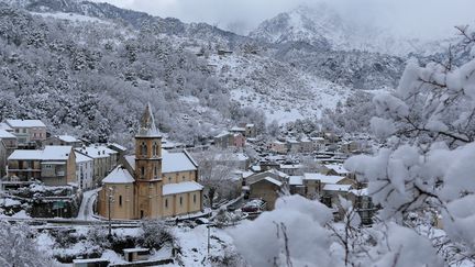 Cette photo prise le 15 janvier 2017 montre le village corse de Vivario couvert de neige. (PASCAL POCHARD-CASABIANCA / AFP)