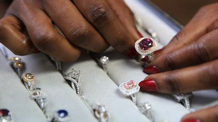 Les mains de la diamantaire nigériane Thelma West , le 11 mars 2016 à Londres. (DANIEL LEAL-OLIVAS / AFP)