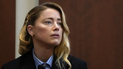 L'actice Amber Heard témoigne&nbsp;au tribunal de Fairfax (Etats-Unis) lors du procès en diffamation intenté par son ex-époux Johnny Depp, le 4 mai 2022. (ELIZABETH FRANTZ / AFP)
