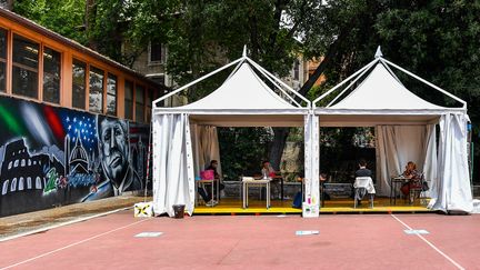 Au lycée J. F. Kennedy de Rome de Rome (Italie), les bacheliers passent l'épreuve sous la tente, le 17 juin 2020 (photo d'illustration). (TIZIANA FABI / AFP)