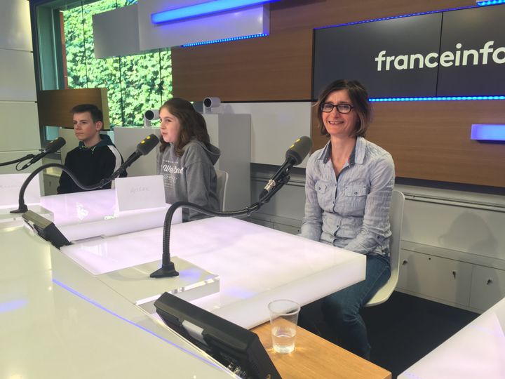 La marathonienne Christelle Daunay et deux de ses jeunes intervieweurs, au micro de franceinfo junior, en studio, jeudi 11 avril. (FRANCEINFO / RADIOFRANCE)