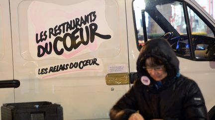 Une b&eacute;n&eacute;vole des Restos du C&oelig;ur, le 26 novembre 2013 &agrave; Paris. (PIERRE ANDRIEU / AFP)