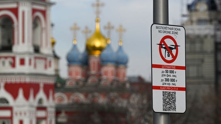 Un panneau affichant l'interdiction des vols de drone à Moscou (Russie), le 3 mai 2023. (NATALIA KOLESNIKOVA / AFP)