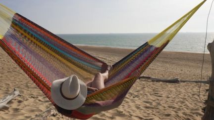 Avec son léger bercement qui nous endort, son tissu qui nous enveloppe de douceur, le hamac est le symbole de la sieste. À l’ombre de nos jardins, 1 000 ans d’histoire nous contemplent.