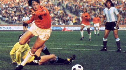 Johan Cruyff face au gardien argentin Daniel Carnevali, lors du quart de finale du Mondial 1974 (STF / AFP)