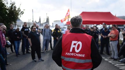 Des représentants de FO réunit devant la raffinerie de Donges (Loire-Atlantique), mercredi 12 octobre 2022. (DAMIEN MEYER / AFP)