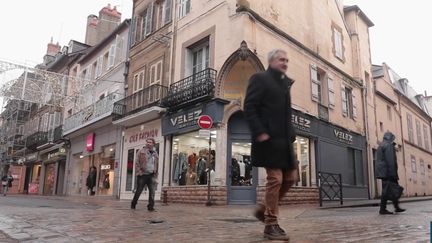 En France, les maires se battent pour remettre du lien dans les centres-villes et faire revivre les commerces de proximité, délaissés au profit des grandes zones commerciales en périphérie. À Moulins, dans l'Allier, la commune a décidé de faire appel à un manager de centre-ville. (France 3)