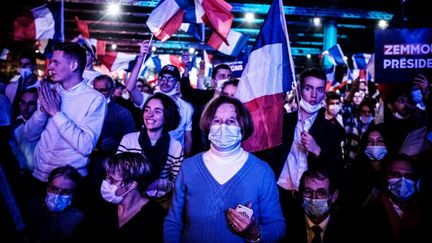 Des partisans d'Eric Zemmour lors de son premier meeting de candidat à la présidentielle, le 5 décembre 2021, à Villepinte (Seine-Saint-Denis). (SAMUEL BOIVIN / NURPHOTO / AFP)