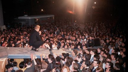 Johnny Hallyday sur scène lors du grand concert gratuit place de la Nation à Paris, le 22 juin 1963. (GERARD GERY / ARCHIVES FILIPACCHI / SCOOP)