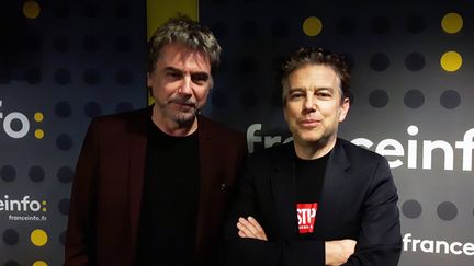 Le musicien et compositeur Jean-Michel Jarre avec Philippe Vandel dans les locaux de franceinfo (Antoine Ecalle / Radio France)