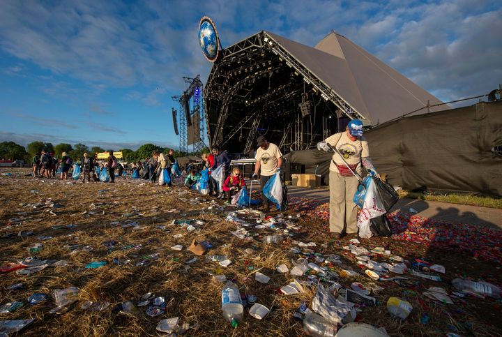 Le&nbsp;nettoyage commence au lendemain des cinq jours du festival de Glastonbury (Sommerset, Angleterre), le 1er juillet 2019. (GEOFF PUGH/REX / SIPA / SHUTTERSTOCK)